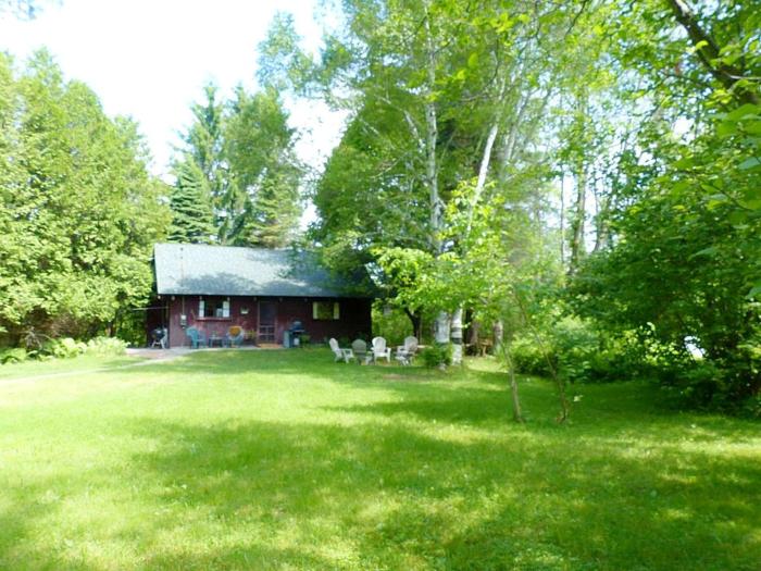 Rustic Cbin Rentl on Wildlife Snctury in Mnistee, Michign