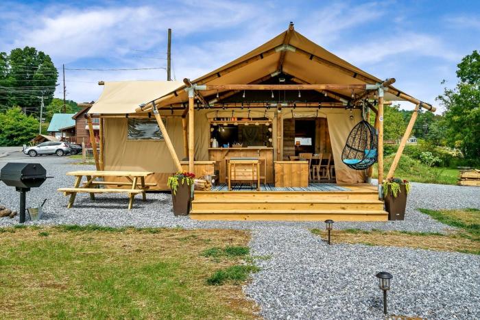 Glorious Tented Cabin with Fire Pit and Gorgeous Sky Views in Sevierville, Tennessee