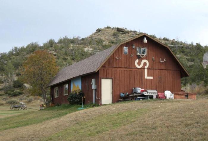 Rustic Cabin Rental with Private Deck near Billings, Montana