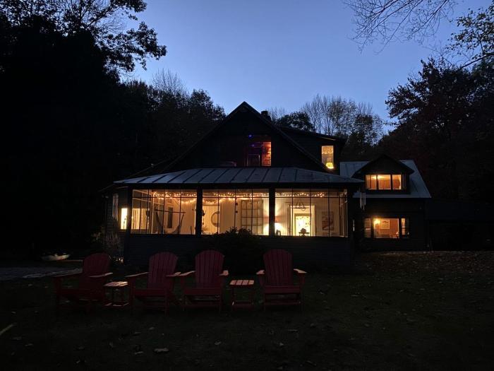 Cozy Cottage Rental with Lake Views near Okemo State Forest, Vermont