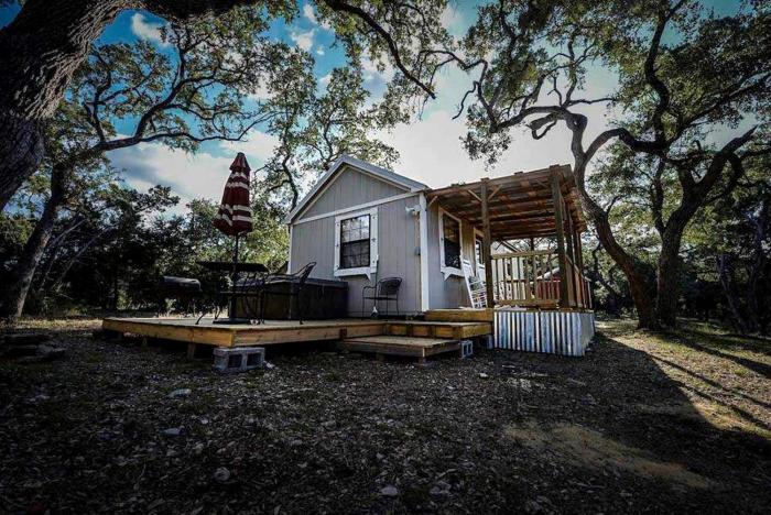 Rustic Dog-Friendly Cabin with Private Deck and Hot-Tub in Texas