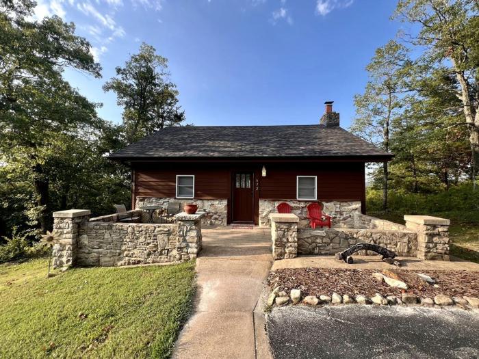 Cozy Cabin Rental near Table Rock Lake in the Ozark Mountains, Missouri