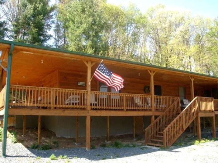 Large Camping Cabin with a Hot Tub near Beech Mountain, North Carolina