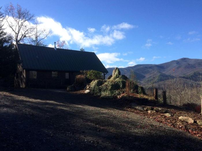 Private Cabin with Wi-Fi Nestled in the Mountains of Hiawassee, Georgia