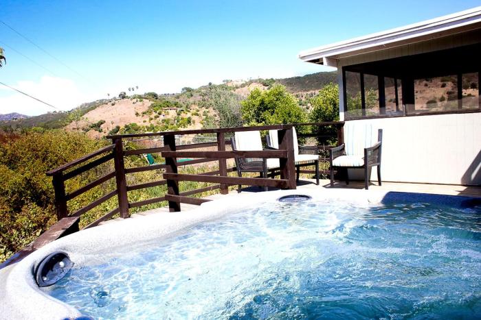 Pet Friendly Fantastic Secluded Cottage with Hot-tub in Rainbow, California