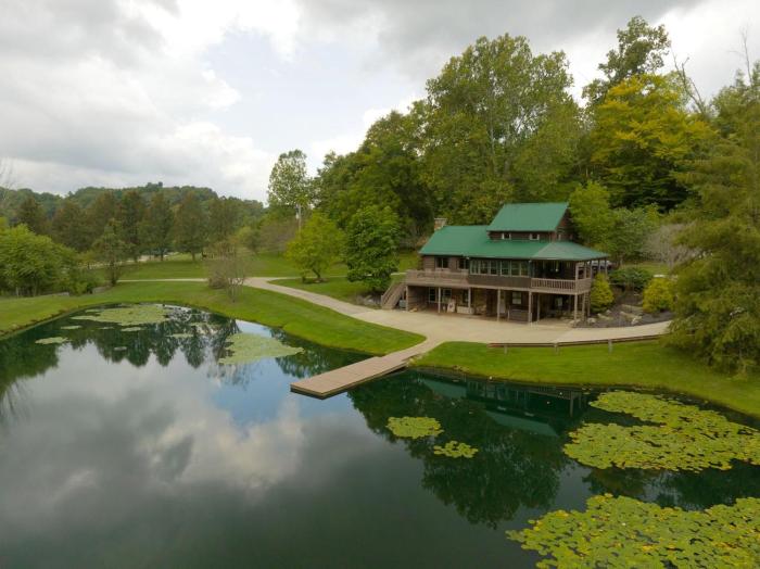 16 Guests | Ponds | Hot Tub | Game Room | Trails in Sarahsville