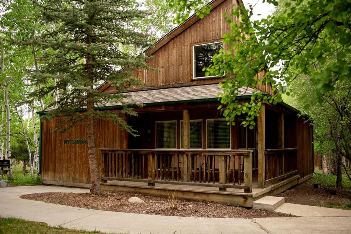 Beautiful Secluded Cabin with a Hot Tub near Monarch Mountain in Colorado