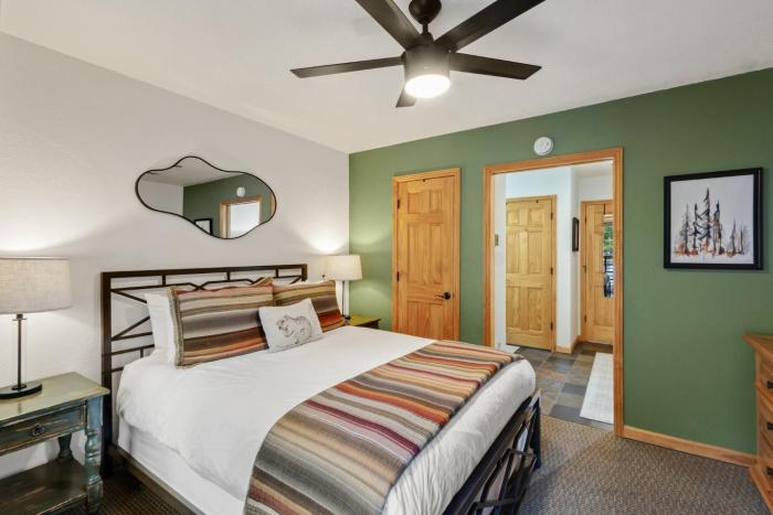 Riverfront, blocks to ski - Mtn Views, Hot Tub at Viking Lodge 217 condo