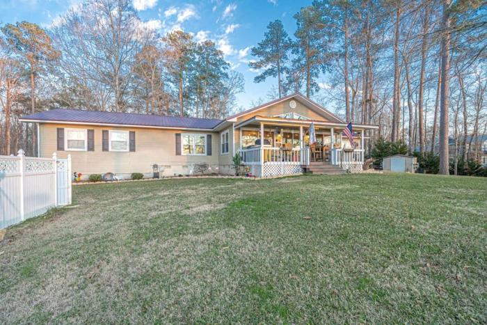 Ultimate Lakefront Cabin with Outdoor Pool in Georgia