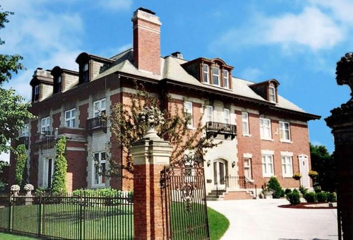 Amazing Villa Rental near Lake Michigan for Family or Group Glamping Vacations in Sheboygan, Wisconsin