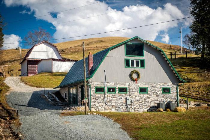 Impressive Barn Suite with Hot-tub and Petting Zoo in Sugar Grove, North Carolina