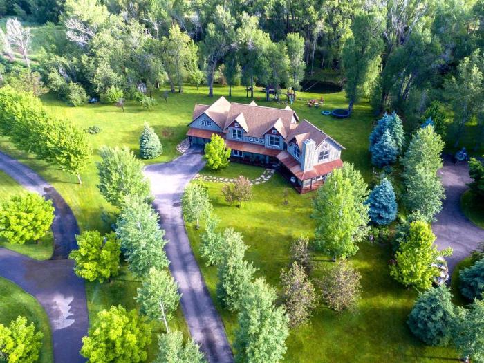 Spectacular Family Vacation Home with Fishing Pond Near Aspen, Colorado