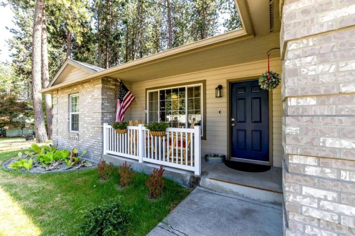 Whimsical Family-Friendly Vacation Retreat with Lake Views and Cozy Charm in Coeur d’Alene Idaho
