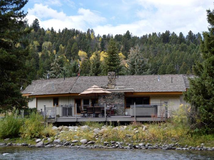 Picturesque Cottage for a Riverside Retreat near Big Sky, Montana