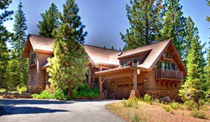Modern Woodland Cabin Getaway with a Fireplace in Truckee, California