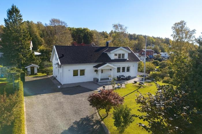 Modern villa near city & nature