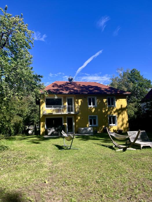 Large Munich house with 4 bedrooms in a quiet and greened villa area near Munich