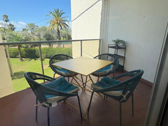 Studio lumineux, terrasse, clim, parking, centre ville