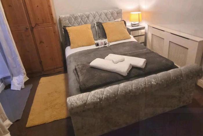 2-Bed Apartment Sleeps 4 On-site parking