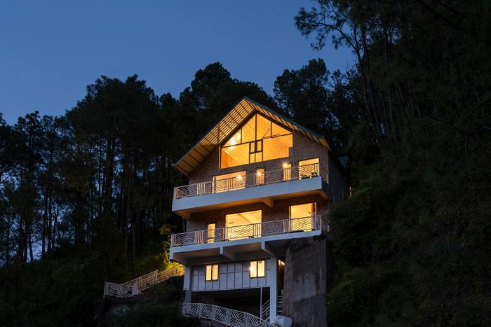 Spring Hills 4BD Kasauli glass attic Villa cook