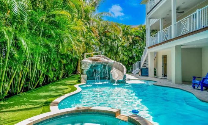 Tropical Hideaway - Luxury home near dining & beach