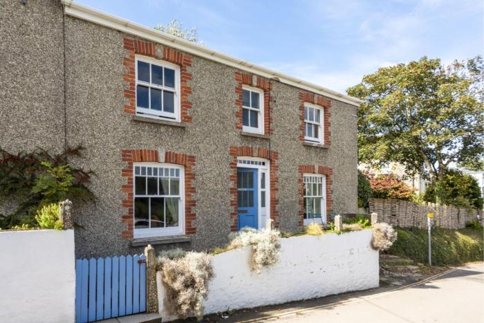 Trevethen Cottage - Free Parking and WiFi - Close to Beach - Pets Welcome
