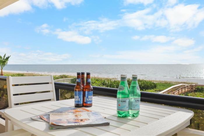 Stylish beachfront condo with spapool and ocean views