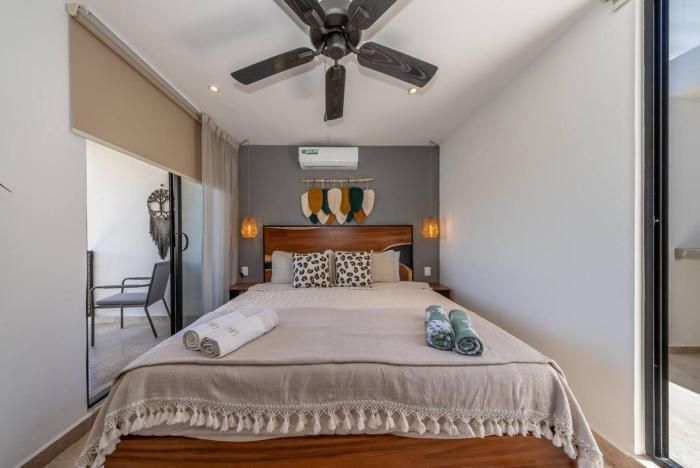 Modern 2 Level Condo w Rooftop Pool Sleeps 4