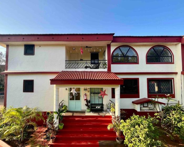The Greendoor Villa - Zalor, 500 mtrs to Beach