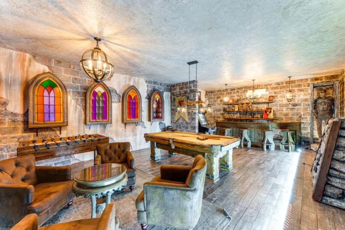 Themed Rooms, Pool and More! Custom Davenport Villa