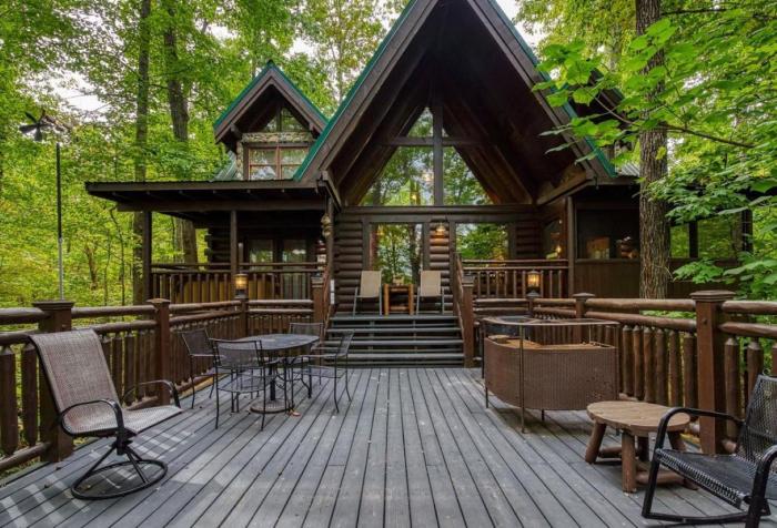 Free Attraction Tickets-Rise N Shine 3BR Cabin with Hot Tub, Pool Table-Arcade Game