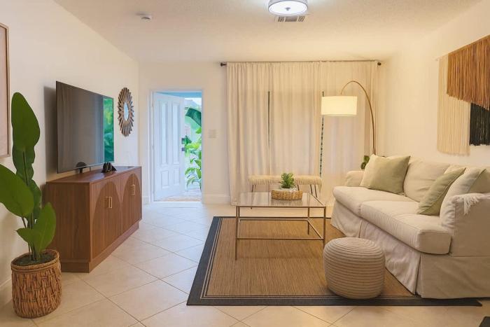 Cozy Dania Beach House with Fenced Backyard