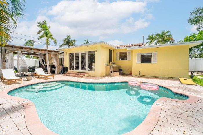 Tropical 4Bd Villa w Pool, Games & BBQ by Beach
