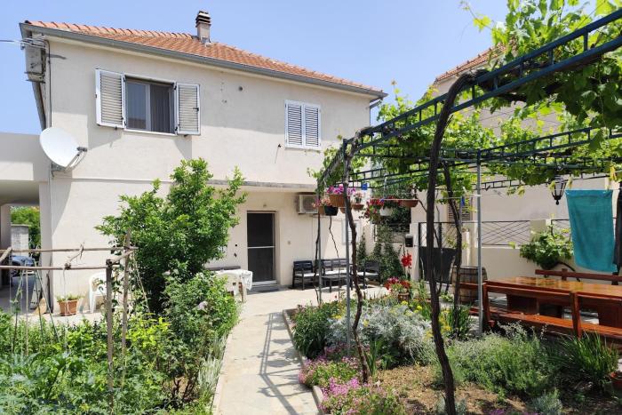 Apartments with parking space Murter - 5089