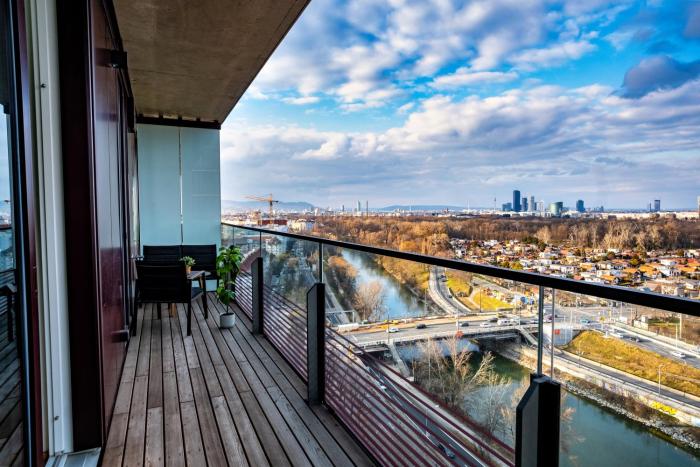 High Rise Balcony I Roof Top Pool I Close to Metro