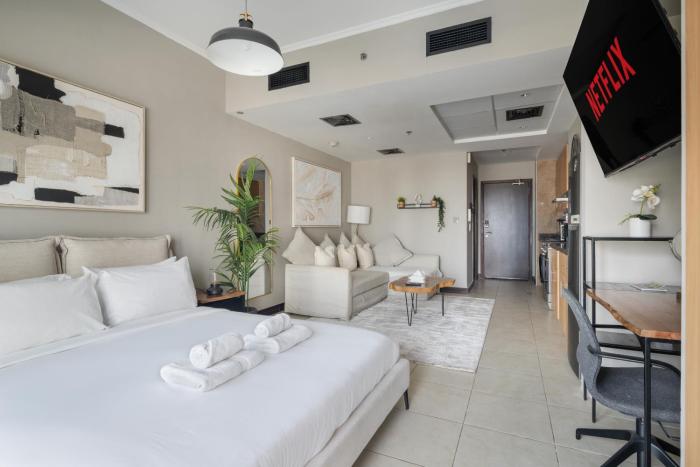 Chic JLT Studio, Lake View, Pool, Metro Access