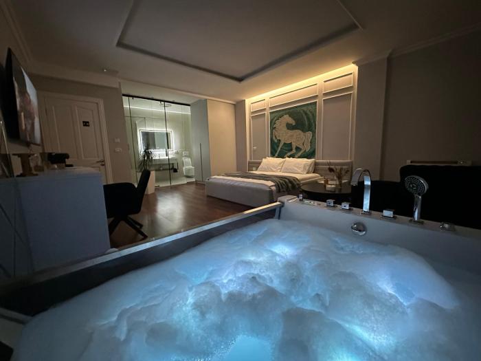 Lunarist Luxury Jacuzzi Suites in Blloku Tirana