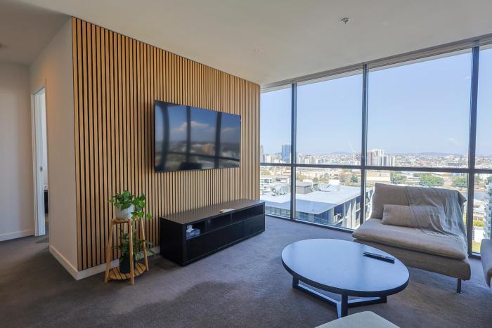 Riverview 2BR Apt with pool and Parking Near Suncorp