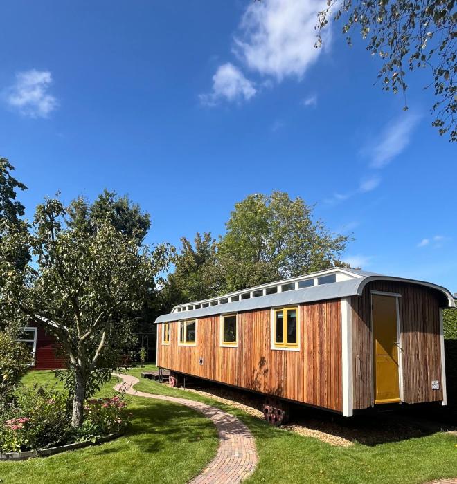 Sfeervolle, historische woonwagen en extra studio in ruime tuin
