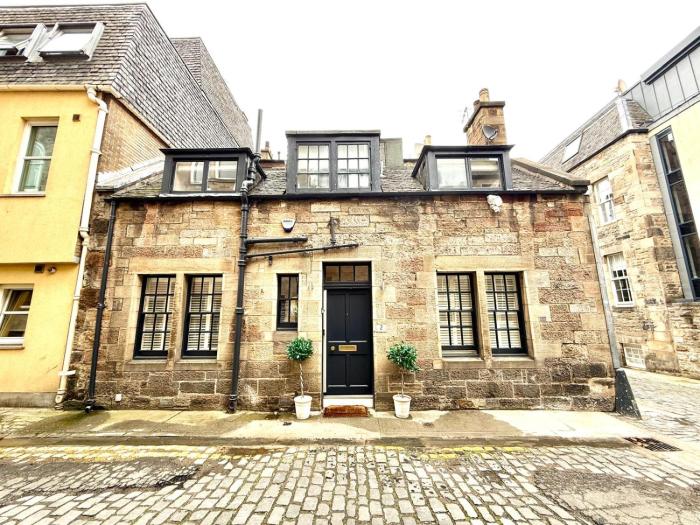 Historic Mews House 2BR in Edinburgh City Centre