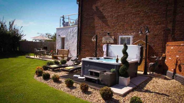 Stunning Views, Hot Tub, 5 minutes to Chester