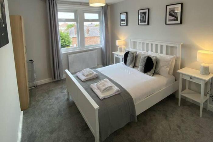 Storey Flat - Sleeps 4 - Pet friendly - Parking