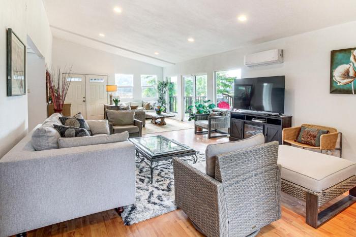 2 Mi to Downtown Coos Bay Home with Deck, Fire Pits