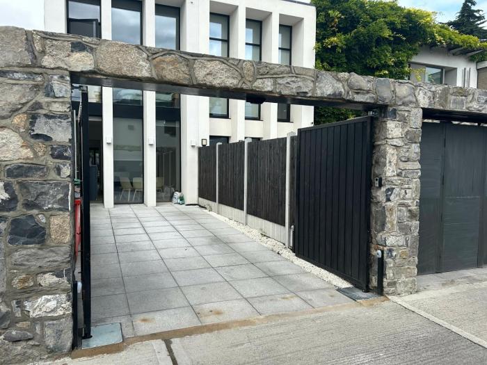 2-Bed Townhouse with Garden and Private Parking in D04