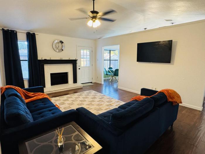 Fenced Yard • Fire pit • Fireplace • Pet Friendly