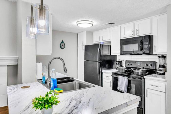 Stylish 2BR Apartment with Pool and Fitness Center