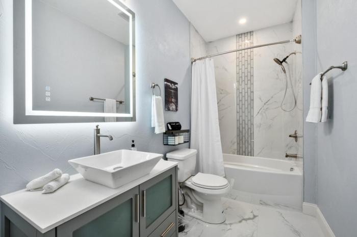 Cozy King Bed Suite with Free Parking