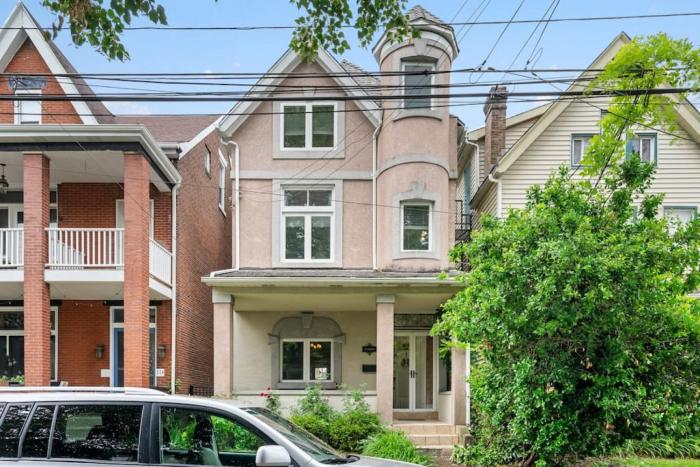 3 Story home with 10 beds and Free off street parking