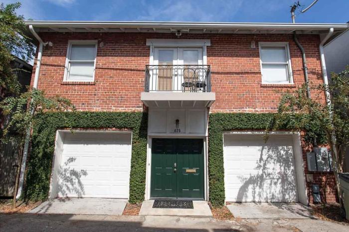 York Lane Carriage House by Lucky Savannah