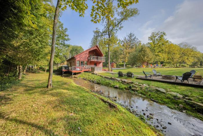 Willow Brook Getaway: Hot Tub, Deck in Mifflinburg